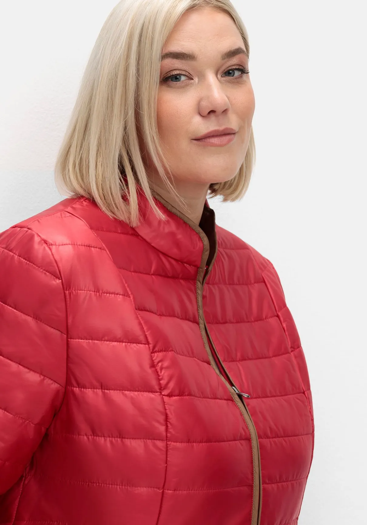 Steppjacke mit Stehkragen und Kontrastdetails