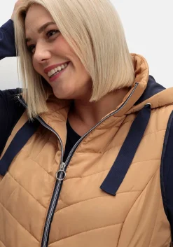 Steppweste mit Kapuze und Kontrastdetails