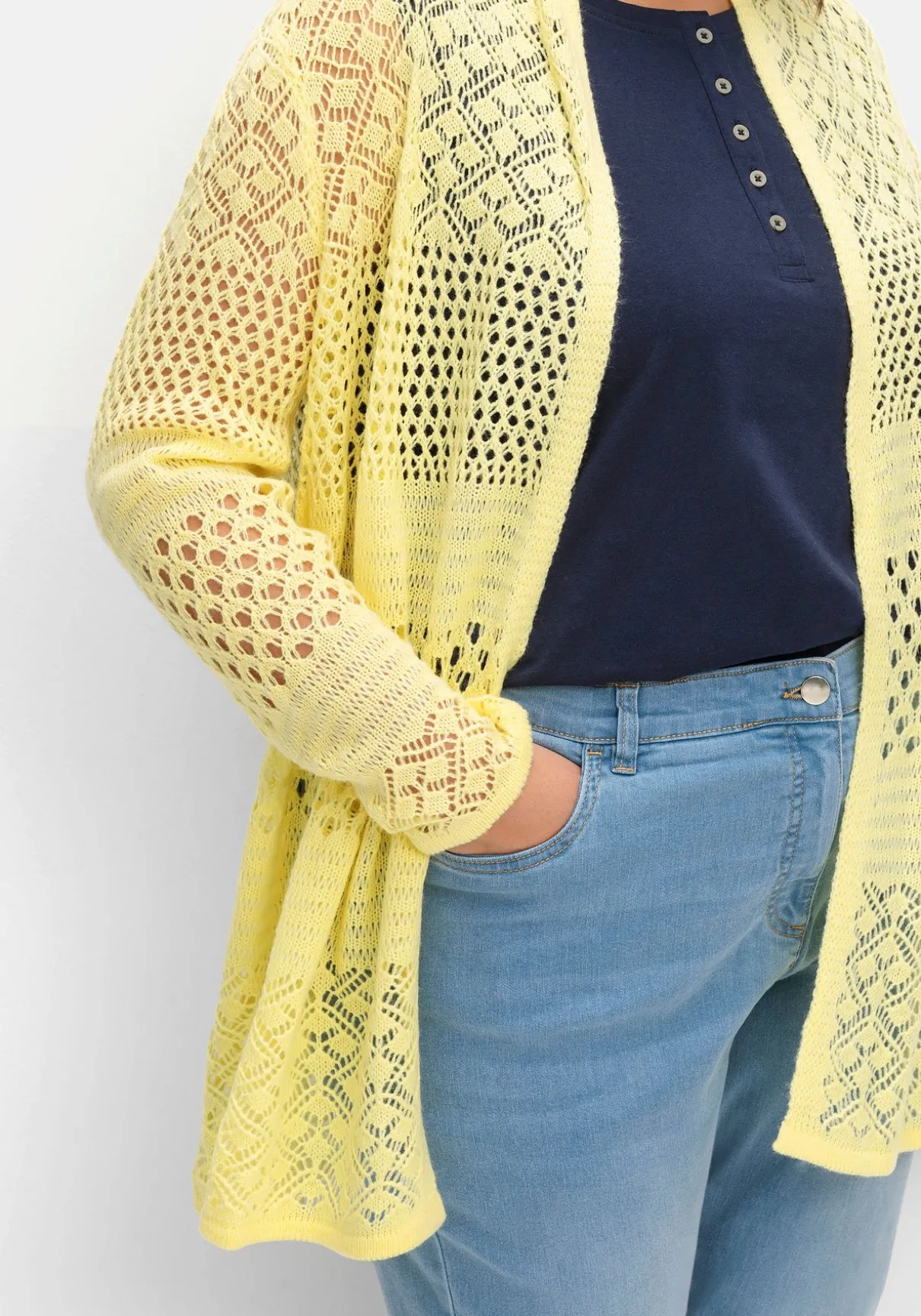 Strickjacke mit Ajourmuster, in offener Form