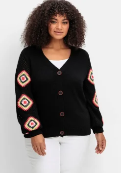 Strickjacke mit aufgenähten Häkelpatches