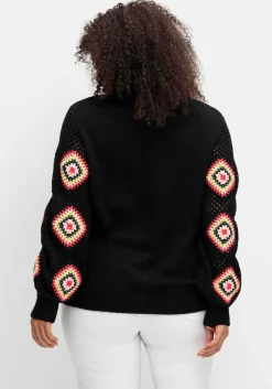 Strickjacke mit aufgenähten Häkelpatches