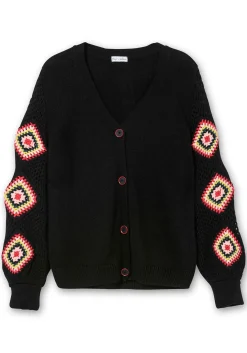 Strickjacke mit aufgenähten Häkelpatches