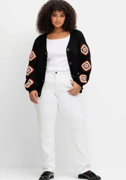 Strickjacke mit aufgenähten Häkelpatches