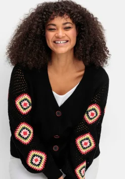 Strickjacke mit aufgenähten Häkelpatches