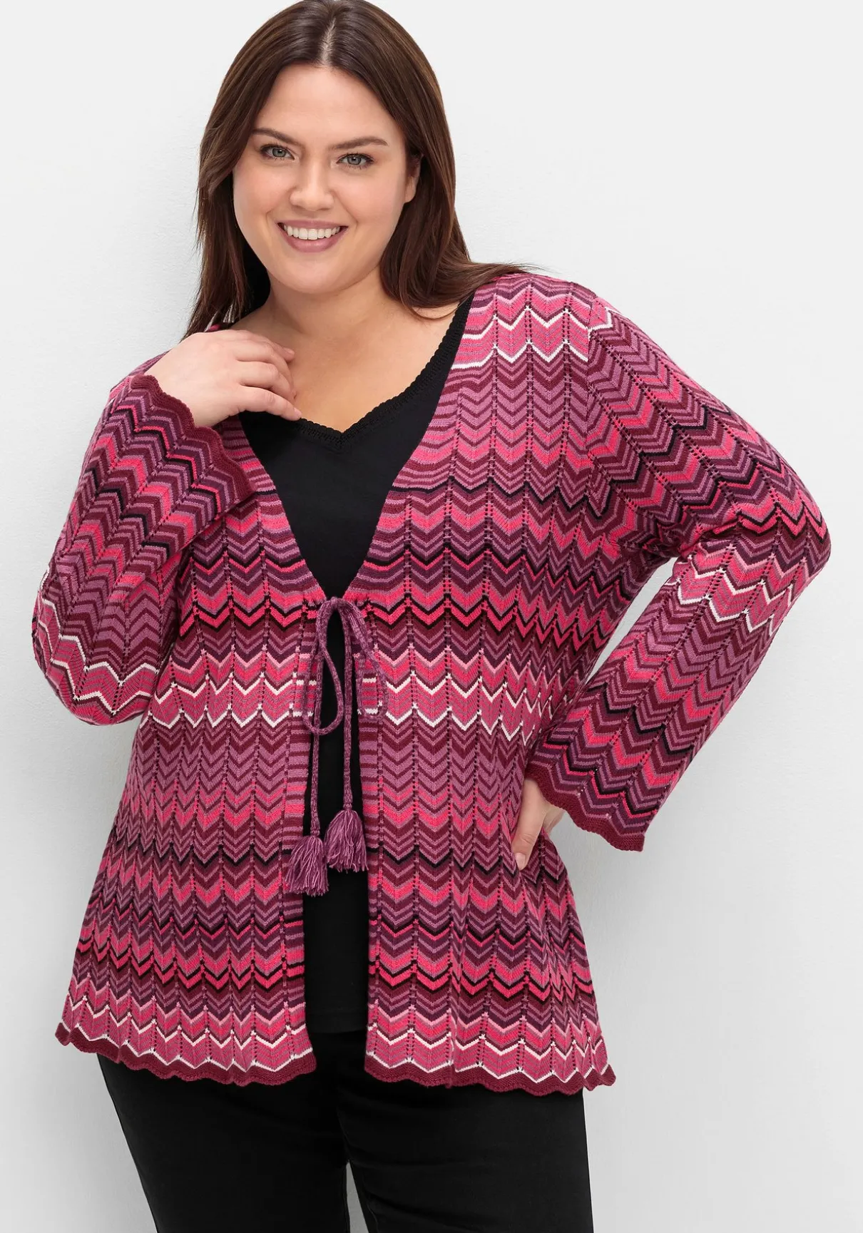 Strickjacke mit Trompetenärmeln, im Zickzackmuster