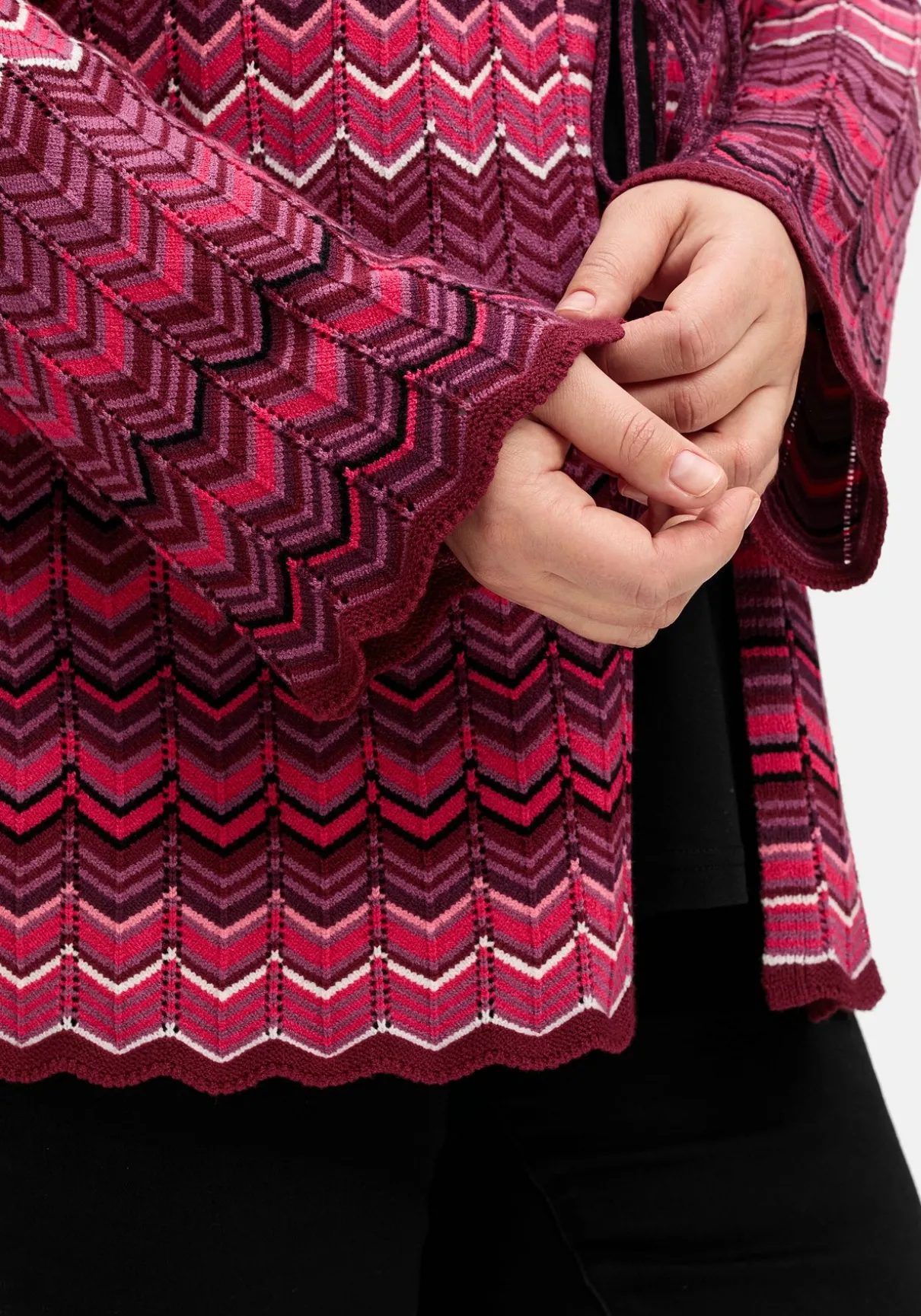 Strickjacke mit Trompetenärmeln, im Zickzackmuster