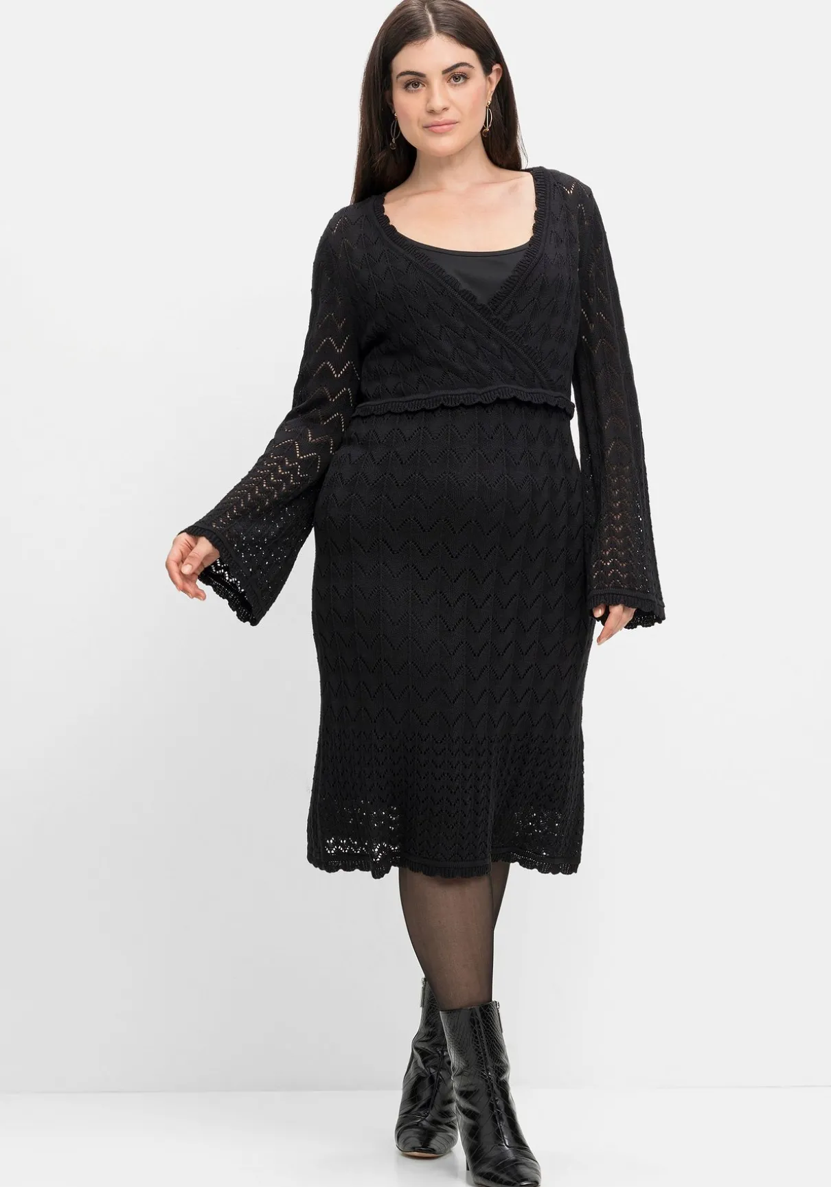 Strickkleid im Ajourmuster und in Wickeloptik