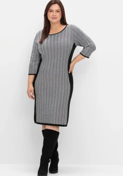 Strickkleid im Fischgrätmuster, mit Kontrastdetails