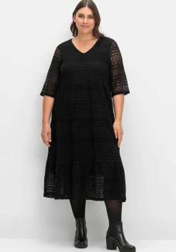 Stufenkleid aus Spitze, mit blickdichtem Futter