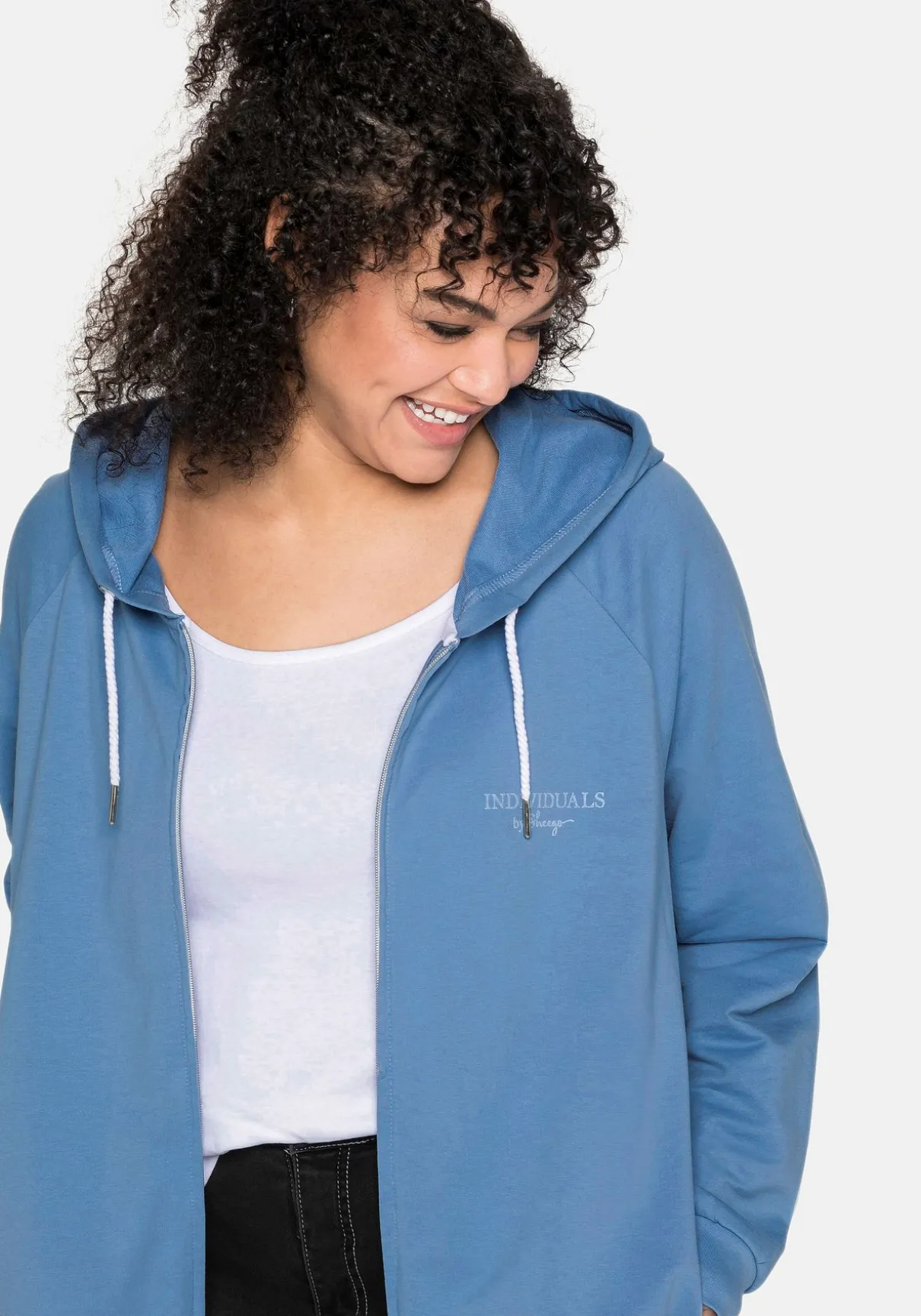 Sweatjacke mit Kapuze und kleinem Brust-Print