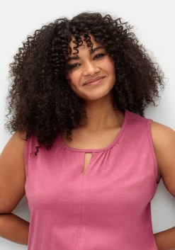 Top mit leichter Raffung und Cut-out am Ausschnitt