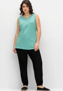 Top mit leichter Raffung und Cut-out am Ausschnitt