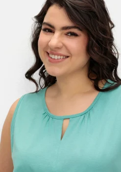 Top mit leichter Raffung und Cut-out am Ausschnitt