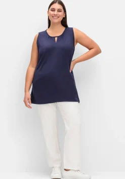 Top mit leichter Raffung und Cut-out am Ausschnitt