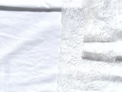 Top mit Spitzenbordüre am Saum