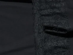 Top mit Spitzenbordüre am Saum