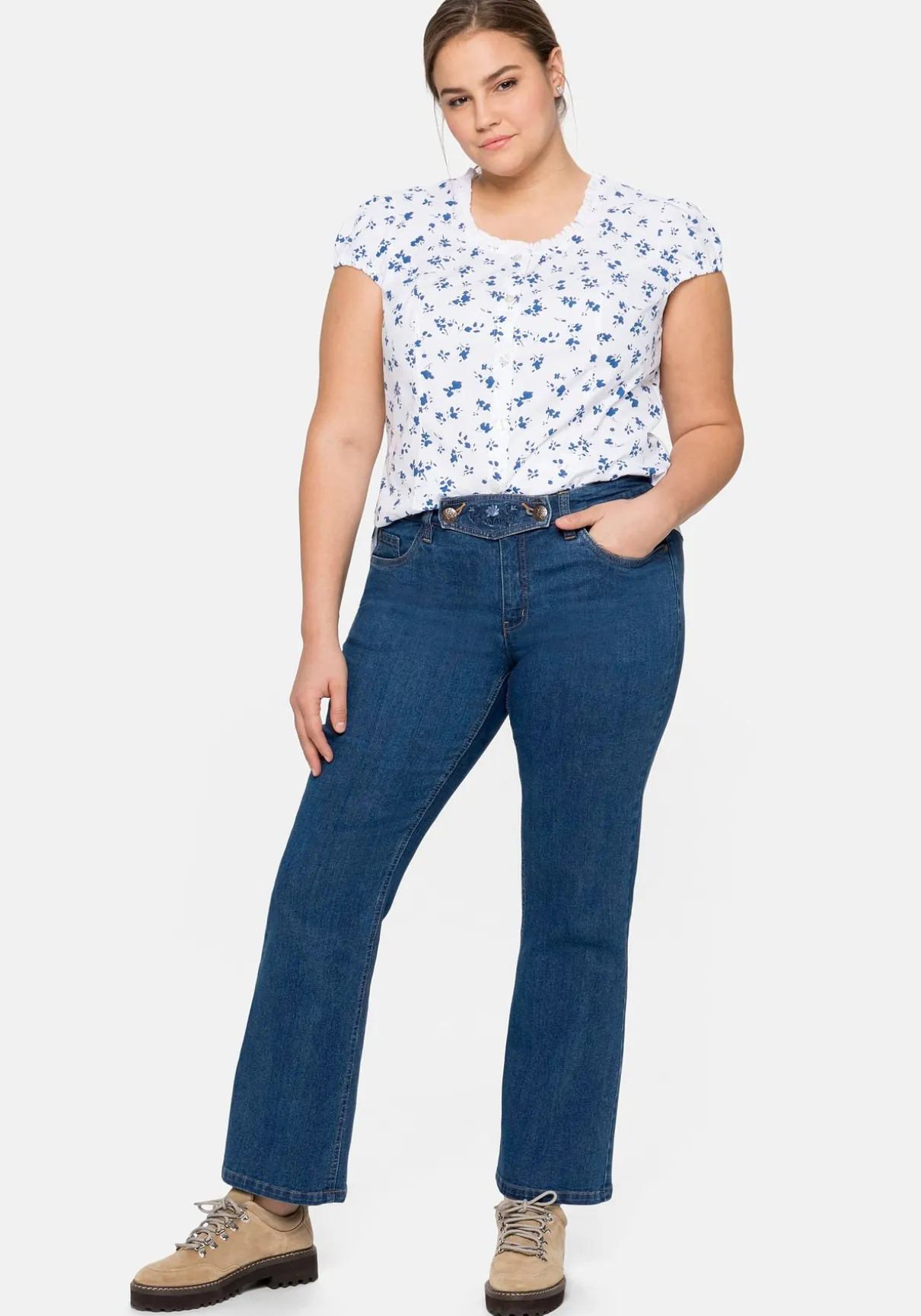 Trachtenbluse mit schmaler Rüsche und Puffärmeln