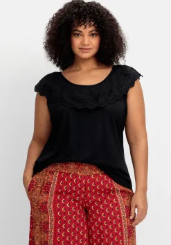 T-Shirt mit Lochstickerei und Carmen-Ausschnitt