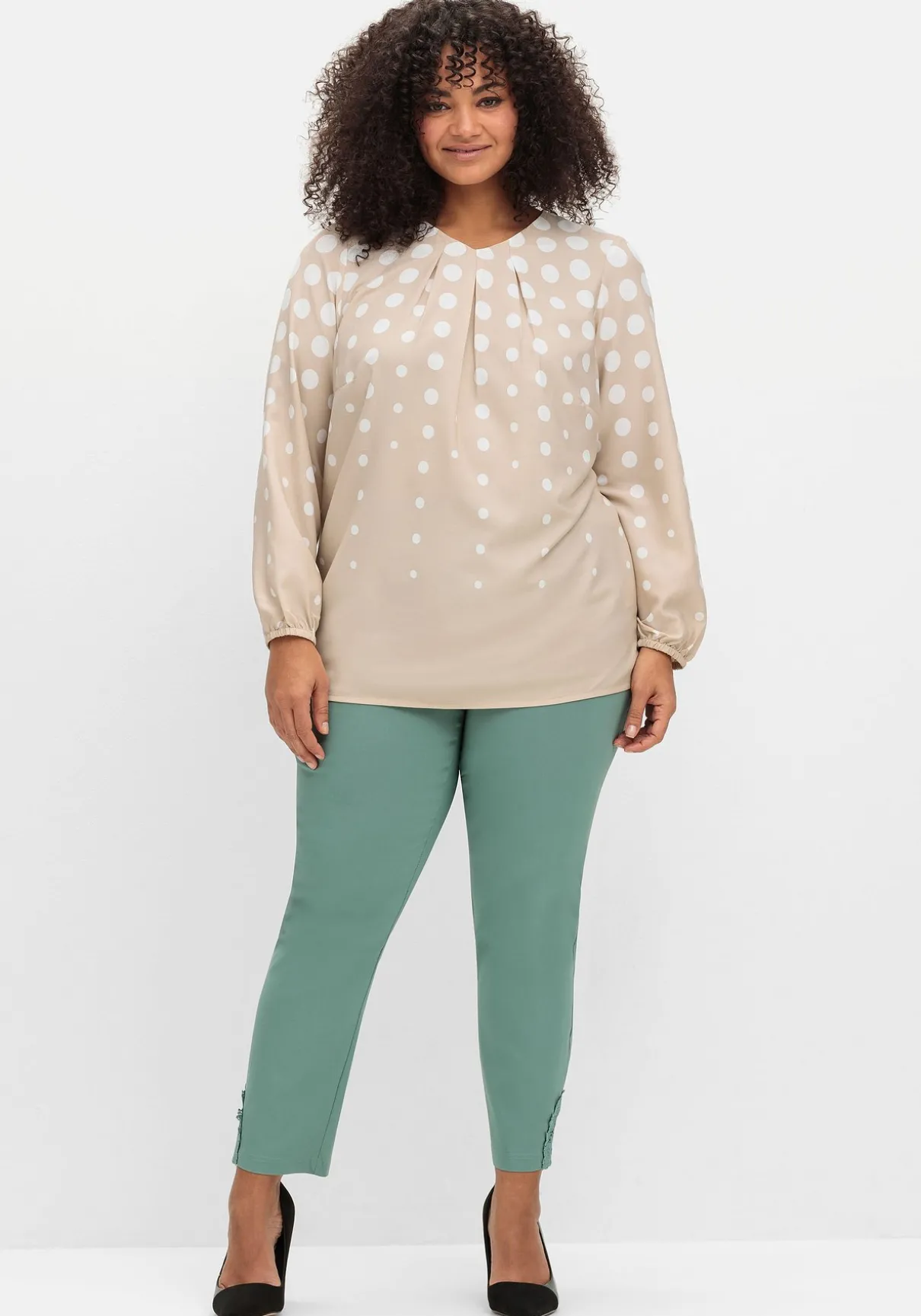 Tunika aus Crêpe, mit Punkte-Print und V-Ausschnitt