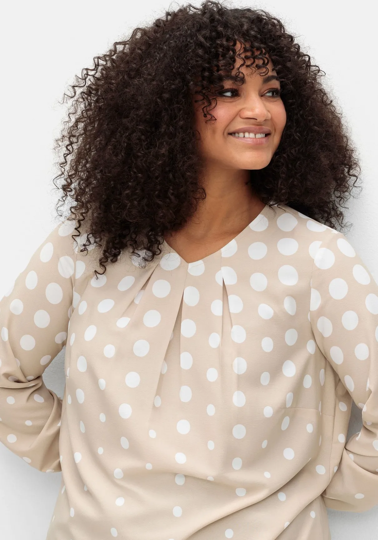 Tunika aus Crêpe, mit Punkte-Print und V-Ausschnitt