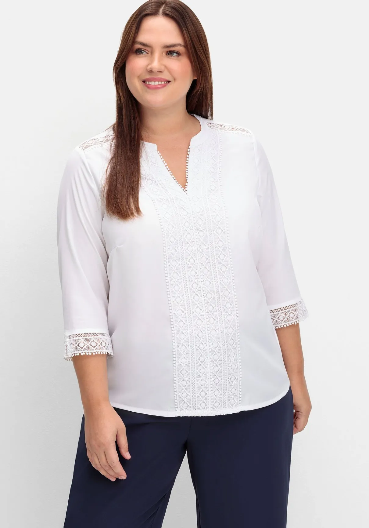 Tunika aus Crêpe, mit Spitzenbesatz