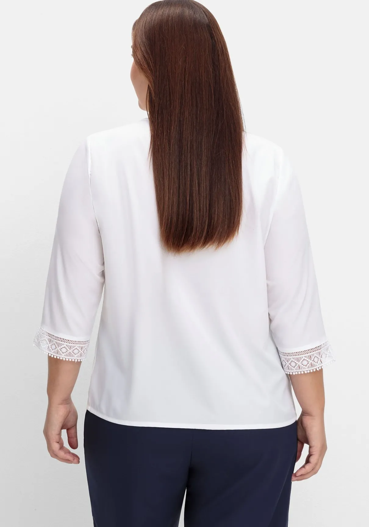 Tunika aus Crêpe, mit Spitzenbesatz