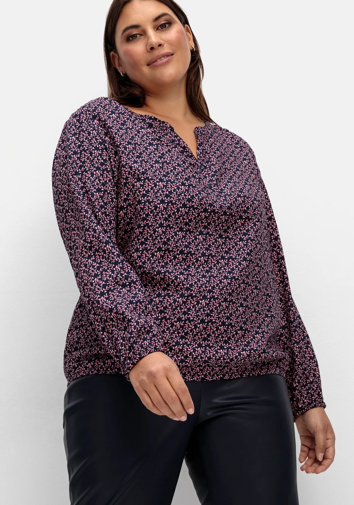 Tunika mit Blätter-Alloverdruck, aus Viskose