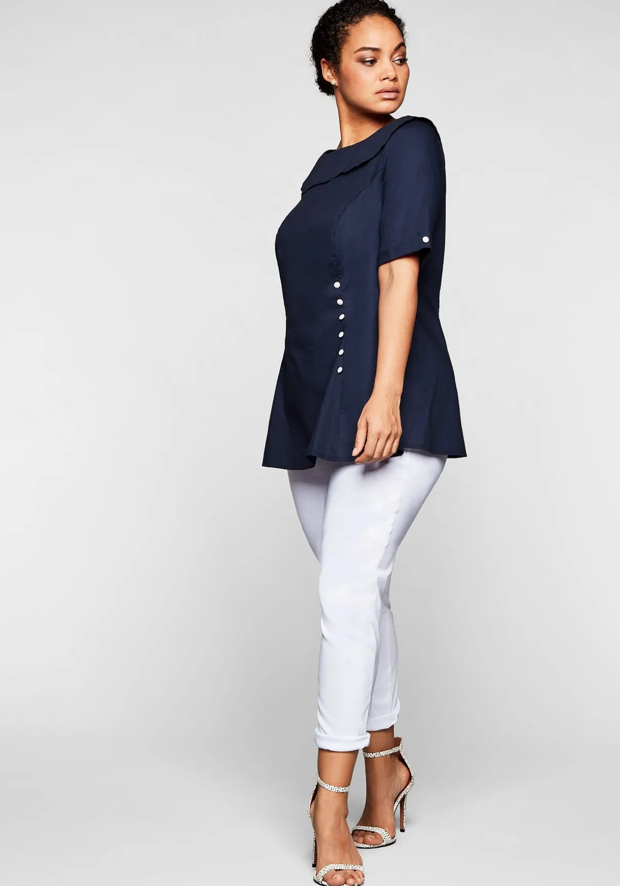 Tunika mit breitem, runden Kragen und Zierknöpfen