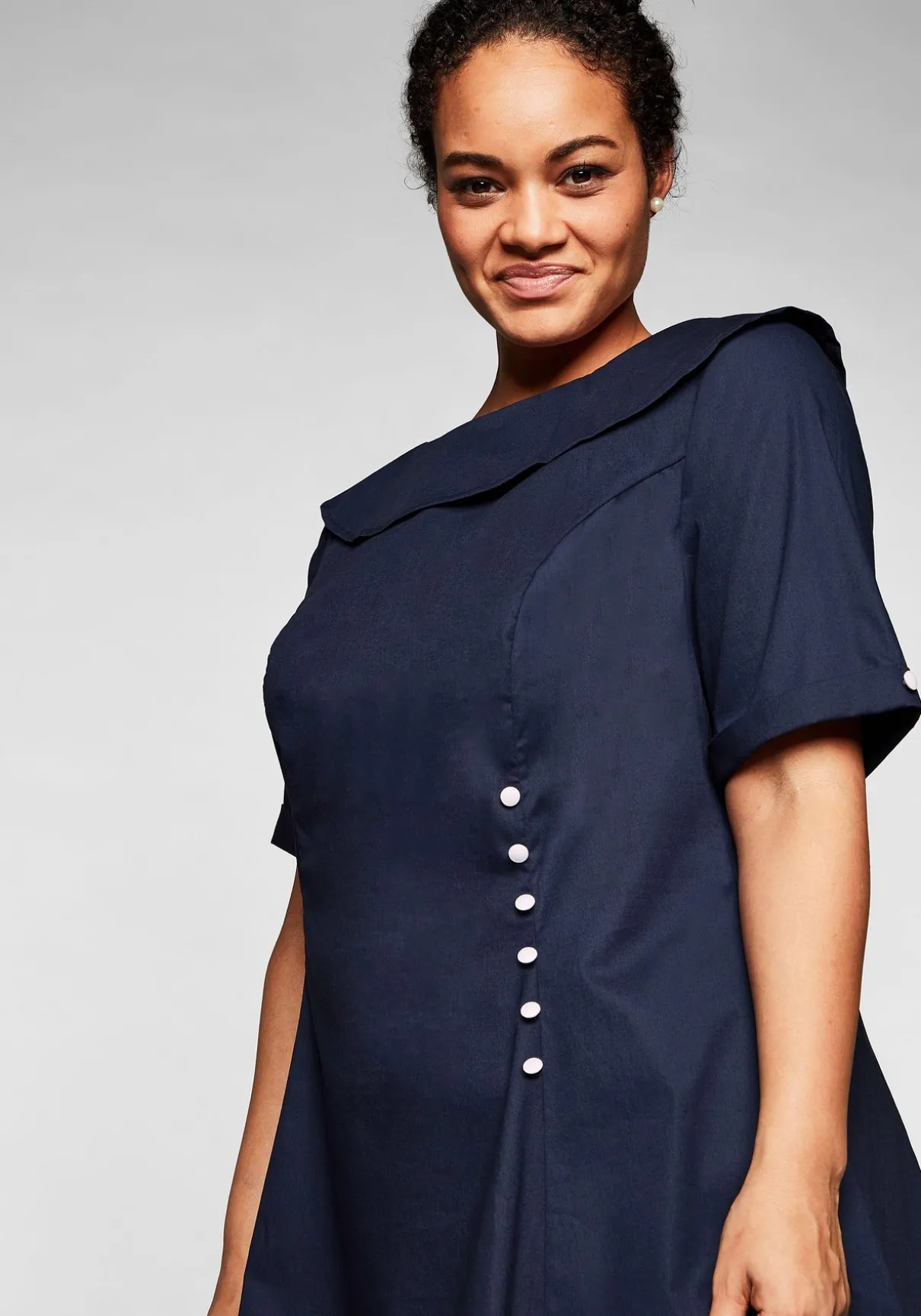 Tunika mit breitem, runden Kragen und Zierknöpfen