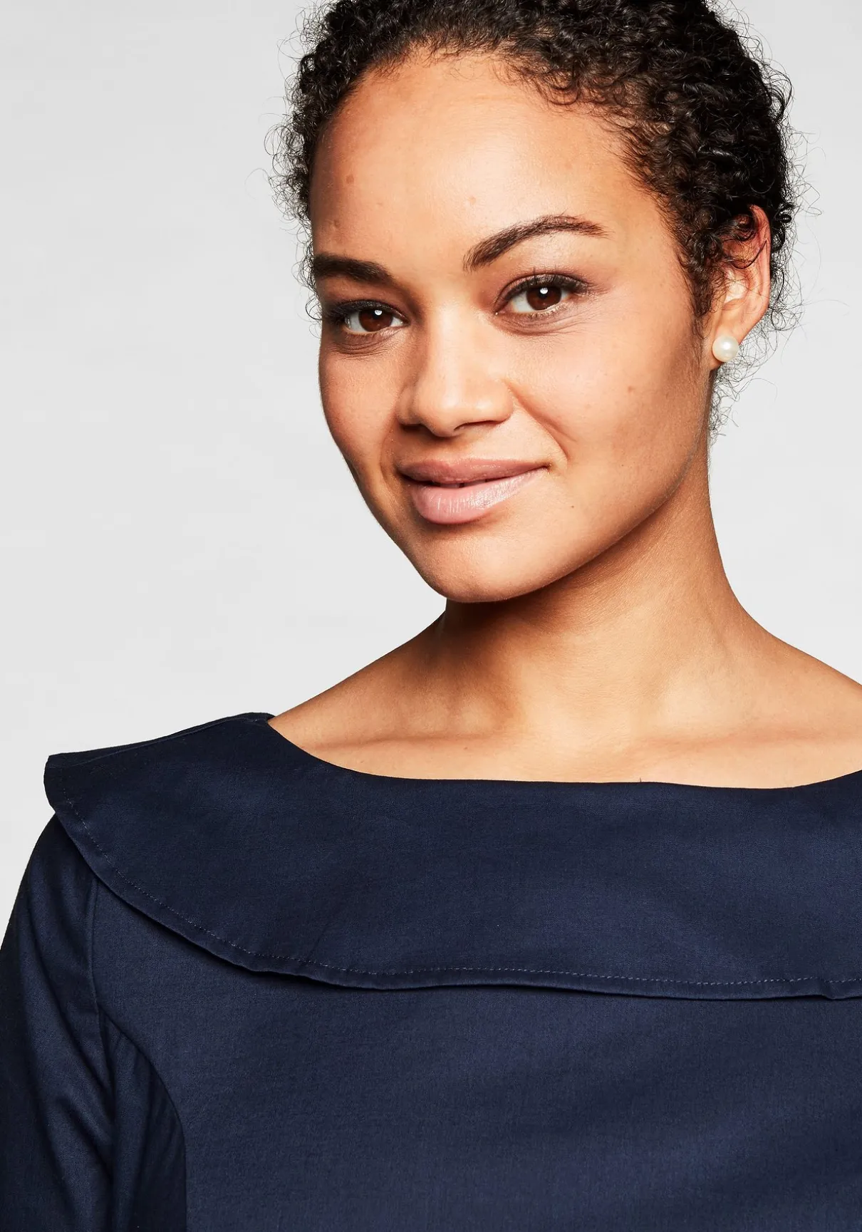 Tunika mit breitem, runden Kragen und Zierknöpfen