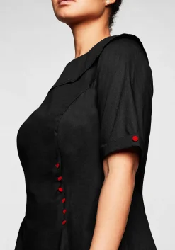 Tunika mit breitem, runden Kragen und Zierknöpfen