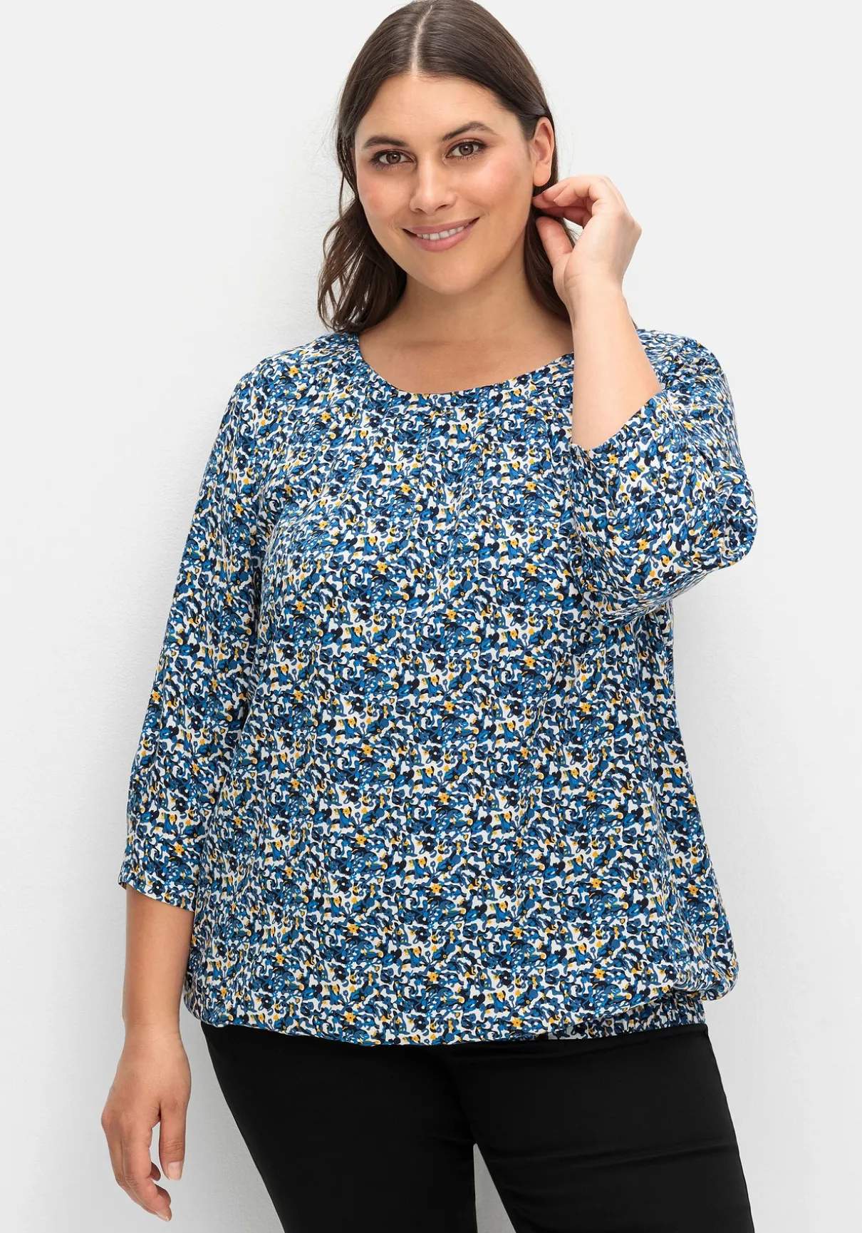 Tunika mit gelegten Falten und Minimalprint