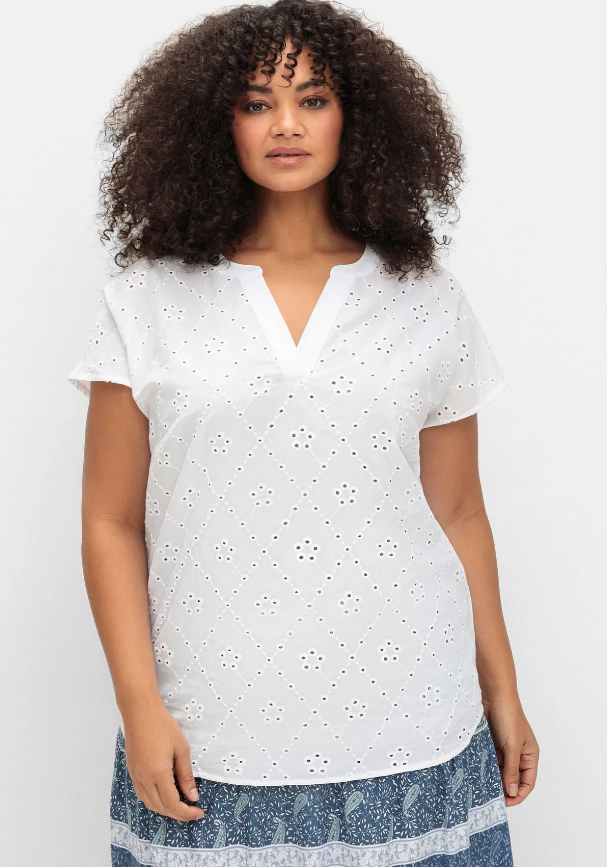 Tunika mit kurzen Ärmeln und Lochstickerei