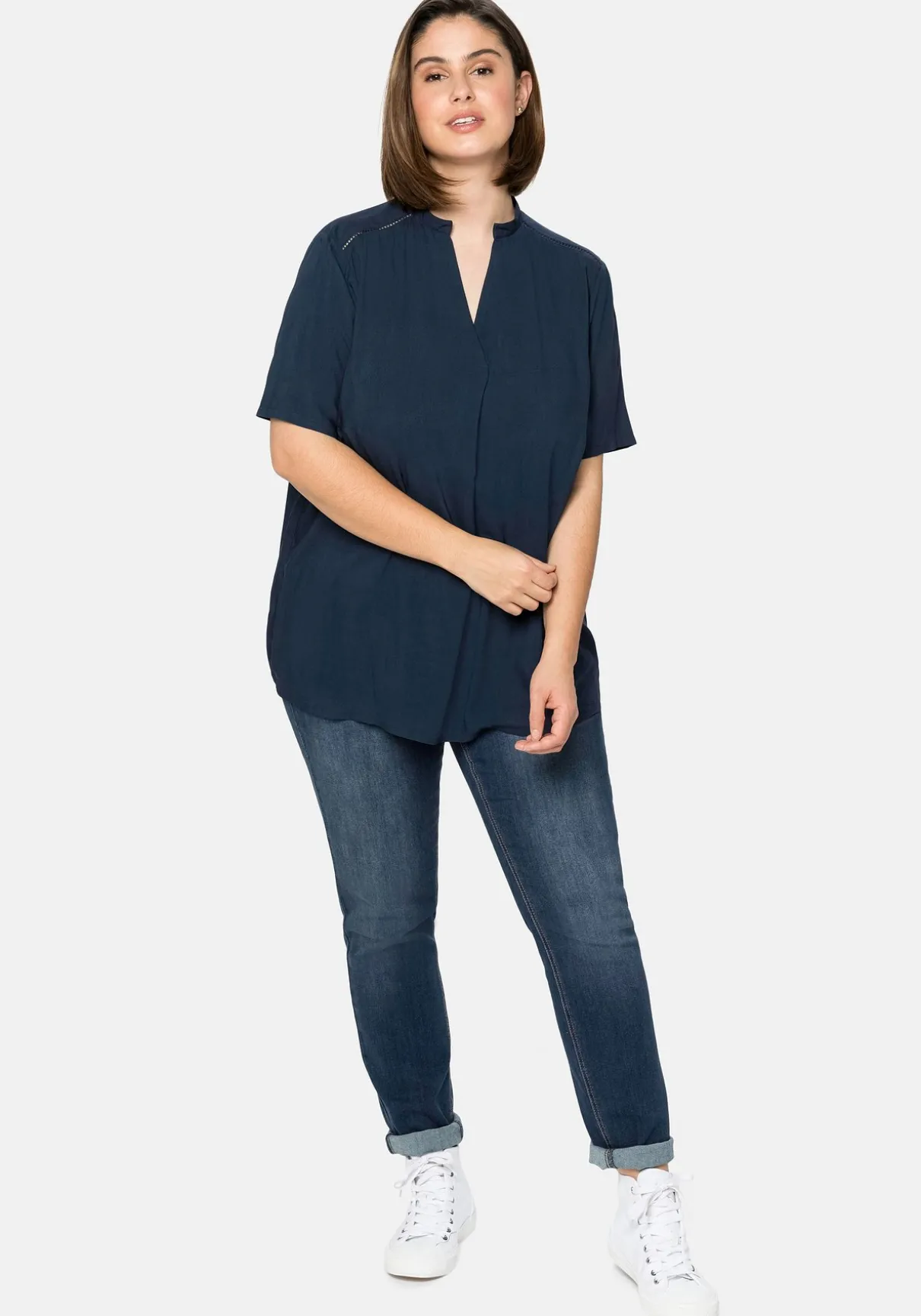 Tunika mit V-Ausschnitt und Stehkragen