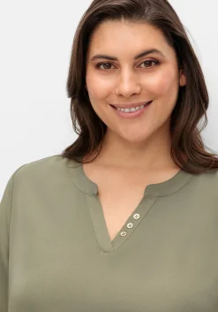 Tunika mit Zierknöpfen und Krempelärmeln