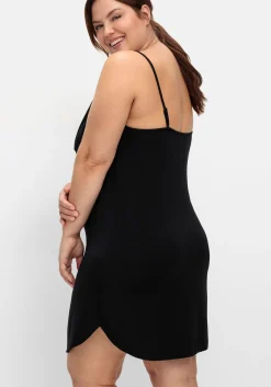 Unterkleid mit verstellbaren Trägern