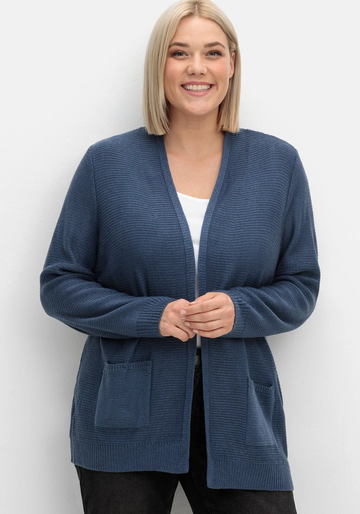 Verschlusslose Strickjacke im Linksstrickmuster