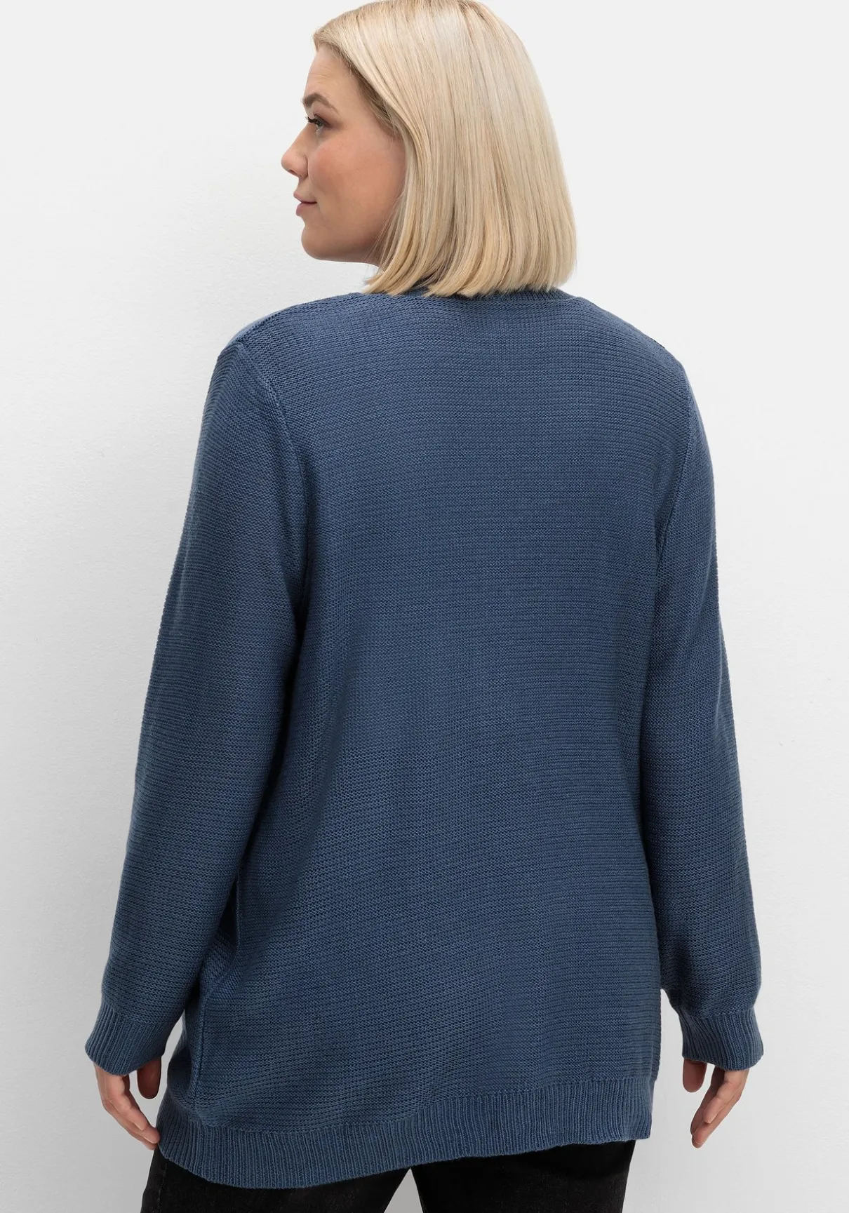 Verschlusslose Strickjacke im Linksstrickmuster