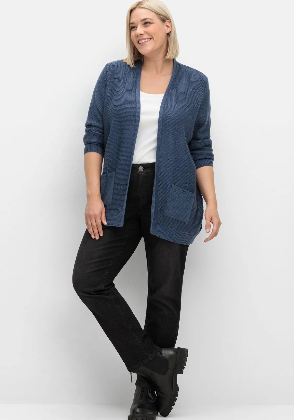 Verschlusslose Strickjacke im Linksstrickmuster