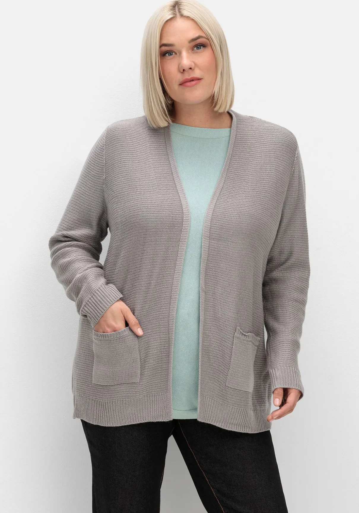 Verschlusslose Strickjacke im Linksstrickmuster