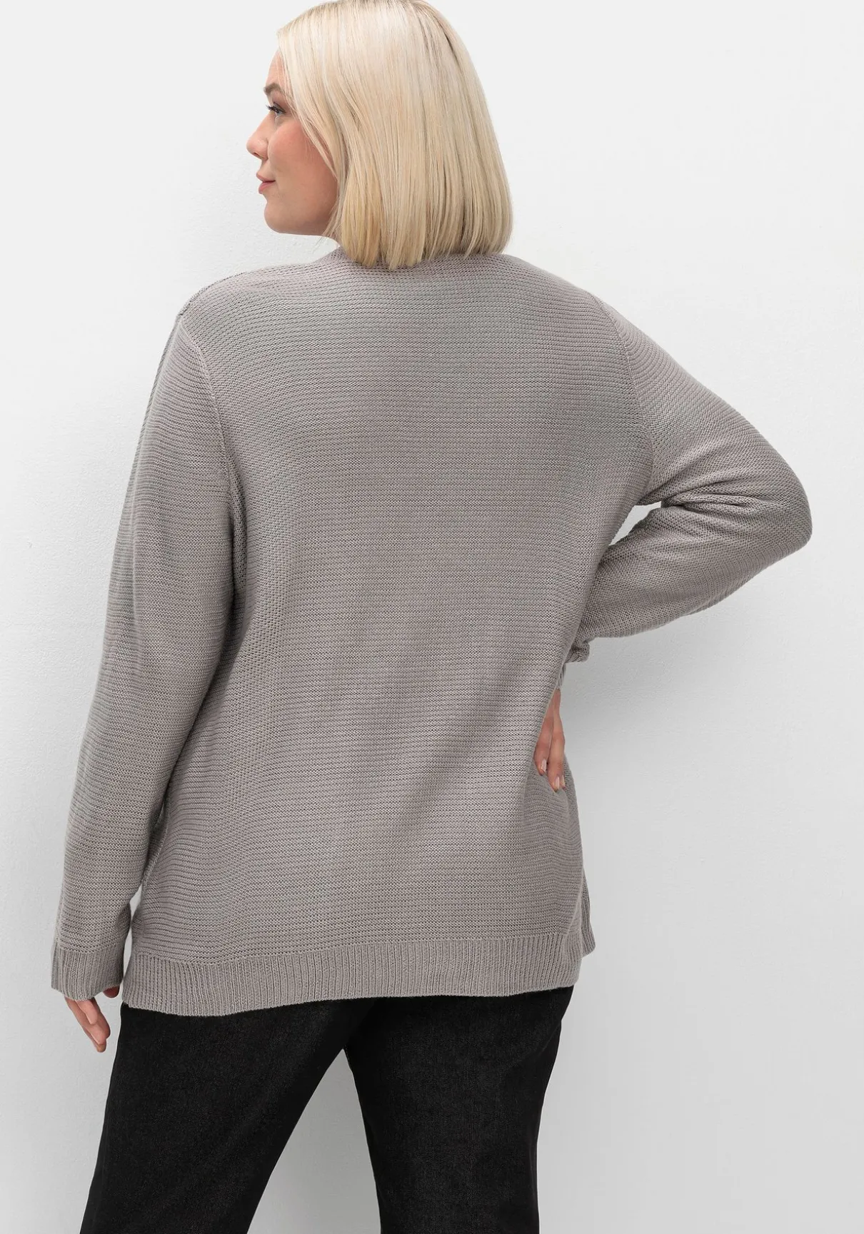 Verschlusslose Strickjacke im Linksstrickmuster