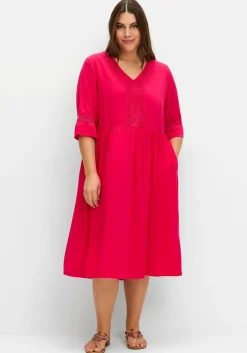 Weit schwingendes Kleid mit Häkelspitze