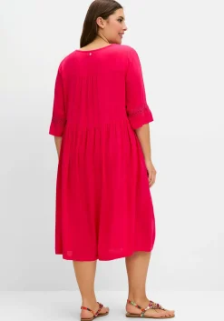 Weit schwingendes Kleid mit Häkelspitze