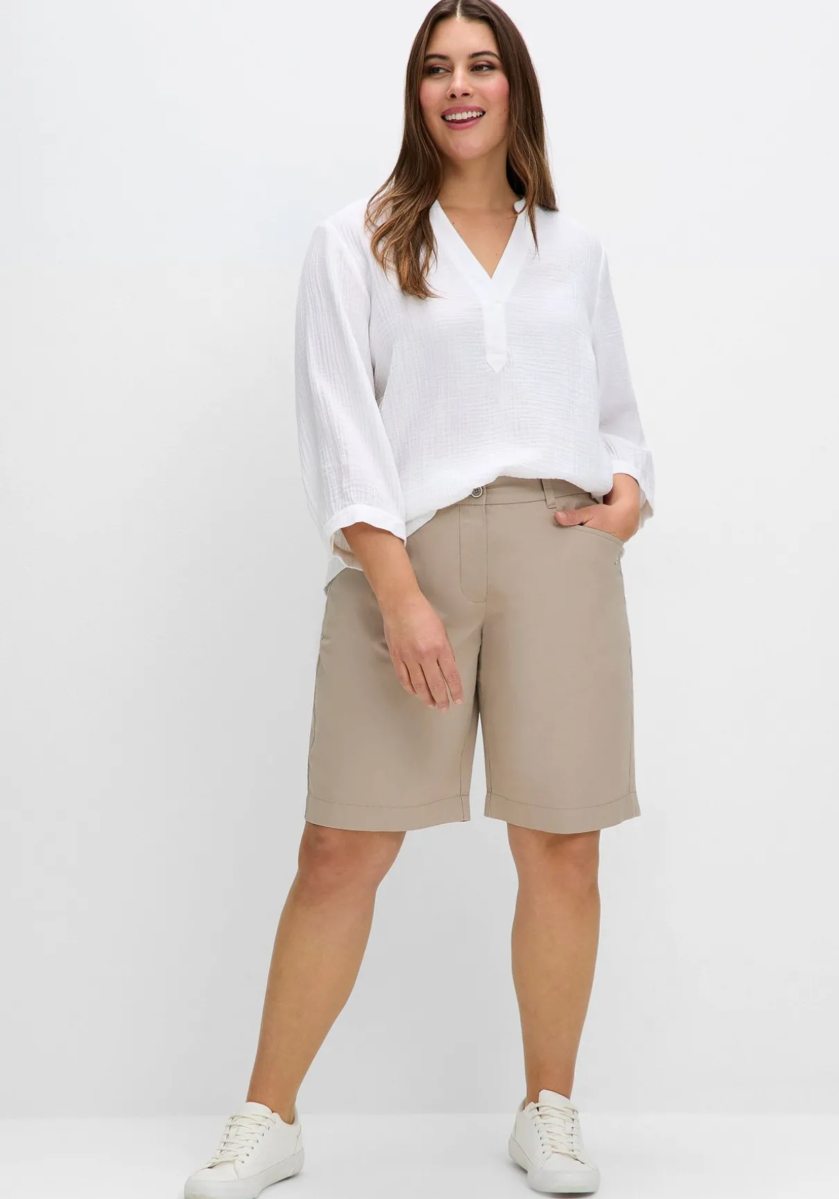 Weite Bermudas in Chino-Optik