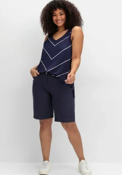 Weite Bermudas in Chino-Optik