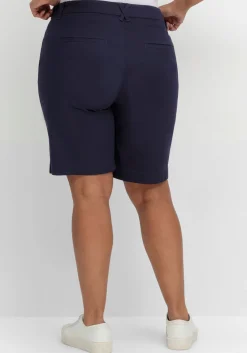 Weite Bermudas in Chino-Optik