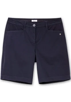 Weite Bermudas in Chino-Optik