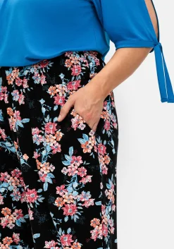 Weite Hose mit Blumendruck und Smok-Abschlüssen
