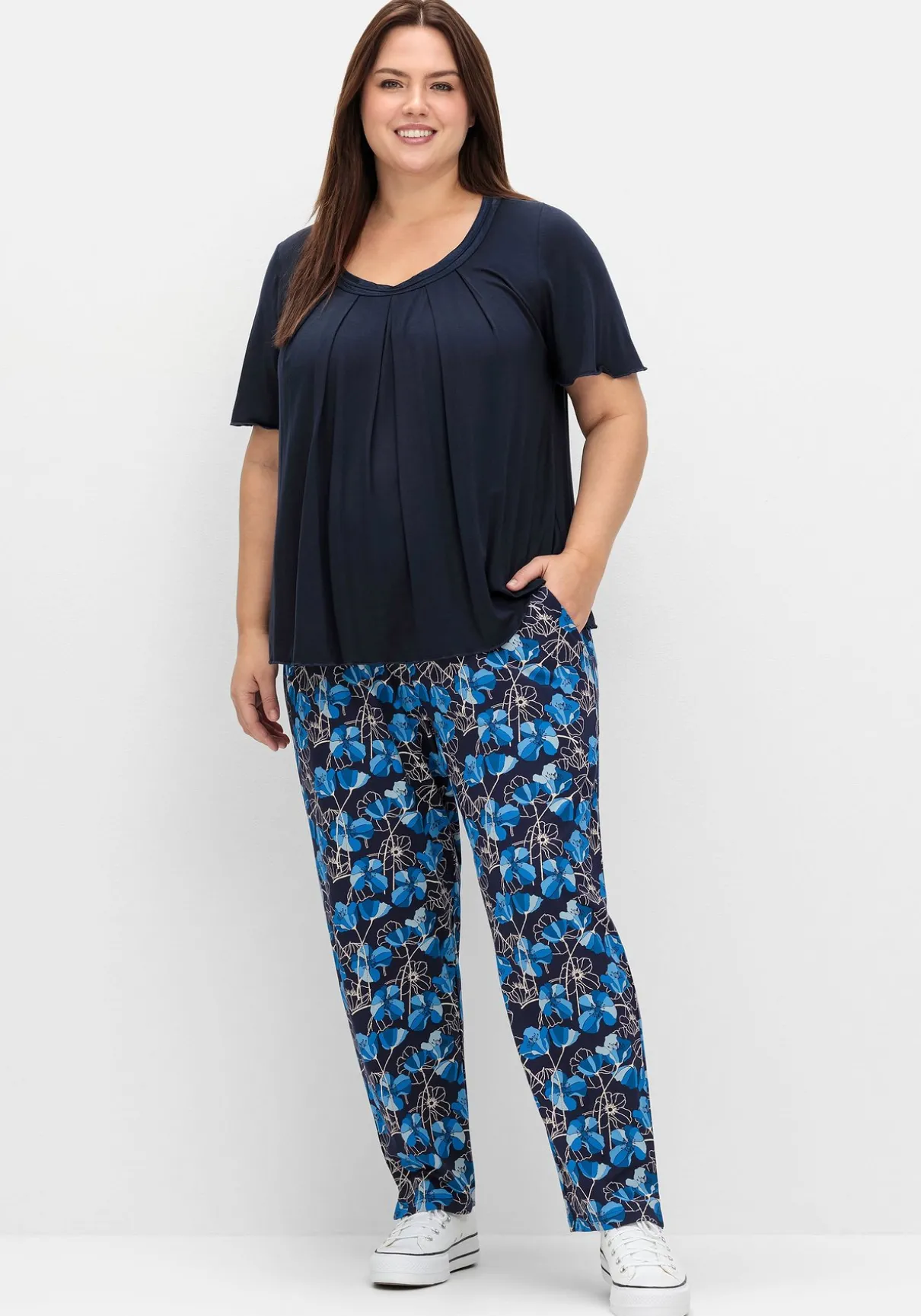 Weite Hose mit Blumendruck und breitem Smokbund