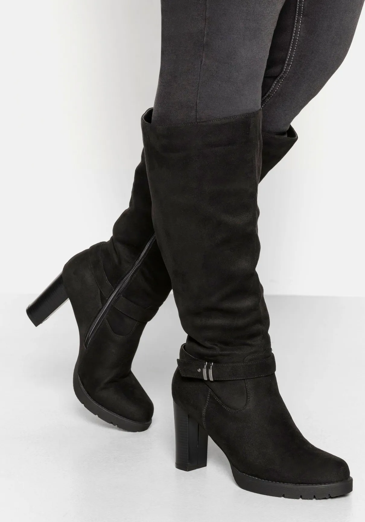 Weitschaftstiefel in Velourslederoptik, mit Schnallenband